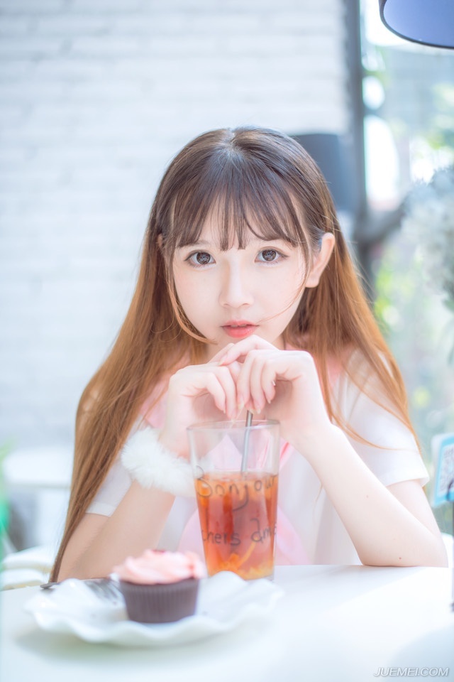 “即是主公之命，统岂敢不从。”庞统闻言松了口气，如今他要跟诸葛亮斗，最怕的就是有人从旁指手画脚，虽然吕征从小被吕布以精英培养方式来培养，但如今不过十岁，而且身份特殊，若让他来主事，难免掣肘。